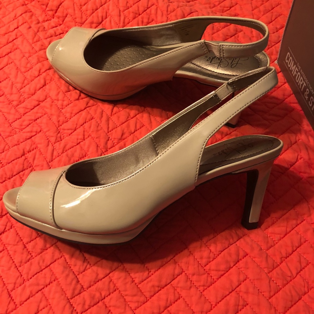 Life Stride 9w taupe heels